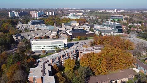 Edificios-Del-Campus-De-La-Universidad-De-Toronto-Scarborough-Flyover-Y-Residencias-De-Apartamentos-Para-Estudiantes