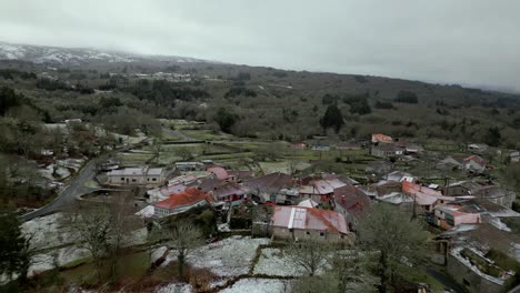 Verschneites-Dorf-Mit-Vegetation-Im-Winter-Unter-Bewölktem-Himmel-In-Picornio,-Einem-Dorf-In-Galizien