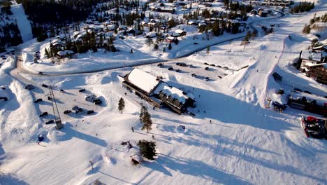 Eine-Filmische-Ansicht-Des-Basislagers-Stua-Im-Berühmten-Skigebiet-Norefjell-In-Norwegen