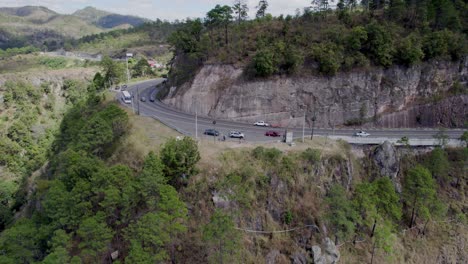 Curva-De-Carretera-Montañosa-En-América-Latina