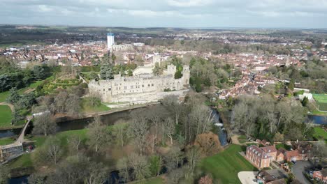 Warwick-Castle-Warwickshire-UK-Panning-high-point-of-view-Drone,-Aerial