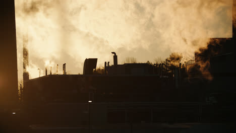 Chemiefabrik,-Die-Bei-Sonnenuntergang-Dicke,-Giftige-Rauchverschmutzung-Ausstößt