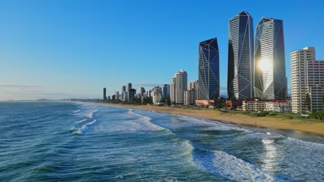 Luftdrohnenvideo-Von-Surfers-Paradise,-Queensland,-Australien-Mit-Blick-Auf-Das-Meer-Und-Die-Stadt