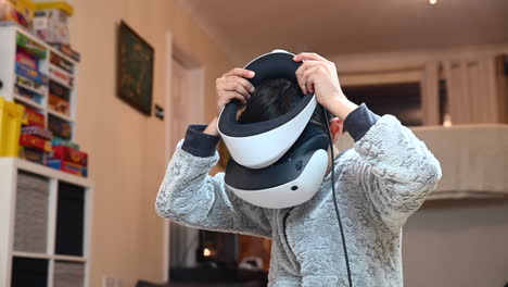 Ein-Junge,-Der-Das-Sony-PS5-VR2-Virtual-Reality-Headset-Auspackt-Und-Aufstellt