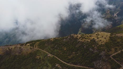 Drohnenansicht-Auf-Bewölkte-Berge-Auf-Madeira,-Pico-Ruivo