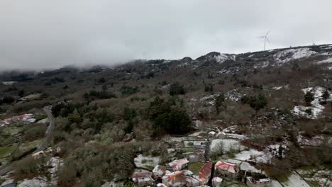Pueblo-Nevado-Con-Vegetación-En-Invierno-Bajo-Un-Cielo-Nublado-En-Picornio,-Un-Pueblo-En-Galicia
