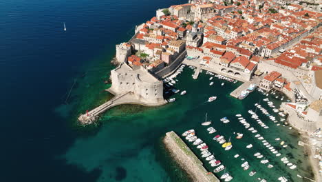 Vista-Superior-Sobre-El-Puerto-De-Dubrovnik-Stara-Luka-Con-El-Casco-Antiguo-Y-Los-Barcos-En-Croacia