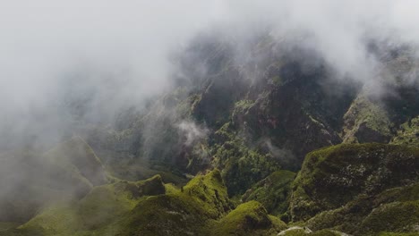 Drohnenansicht-Am-Bewölkten-Tag-Der-Berge-Auf-Madeira,-Pico-Ruivo