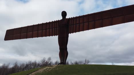 Die-Engel-des-Nord-Skulptur-Von-Antony-Gormly-Ist-Eines-Der-Wichtigsten-Wahrzeichen-Des-Nordens-Englands-In-Der-Nähe-Von-Newcastle-Upon-Tyne-Und-Hat-Sich-Zu-Einem-Touristenziel-Entwickelt