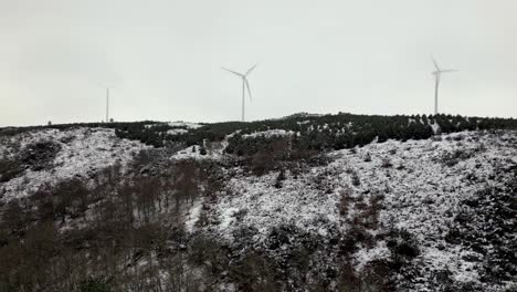 Verschneiter-Hügel-Mit-3-Modernen-Windmühlen-An-Einem-Bewölkten-Tag