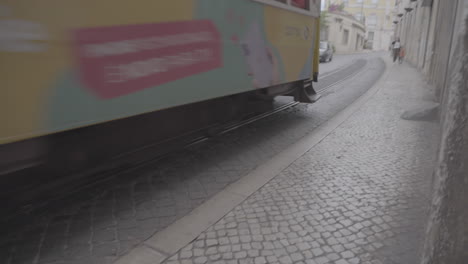 Gelbe-Touristenstraßenbahn-In-Den-Kleinen-Straßen-Von-Lissabon,-Portugal