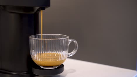 Kaffee-Wird-Aus-Einer-Kaffeemaschine-Eingegossen