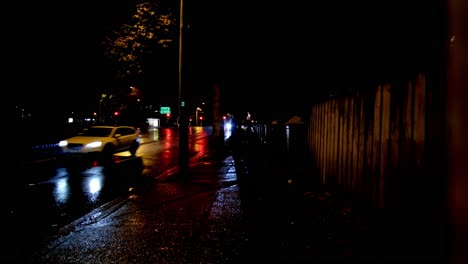 Fahrzeuge-In-Einer-Regnerischen-Nacht-Entlang-Einer-Vorstadtstraße-Von-Sydney
