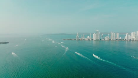 Luftaufnahme-Vieler-Boote,-Die-Zum-Meer-Segeln-Und-Die-Stadt-Cartagena,-Kolumbien,-Verlassen