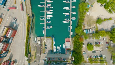 Luftdrohnenaufnahme-Eines-Yachthafens,-Bootsparkplatz,-Kolumbien,-Cartagena