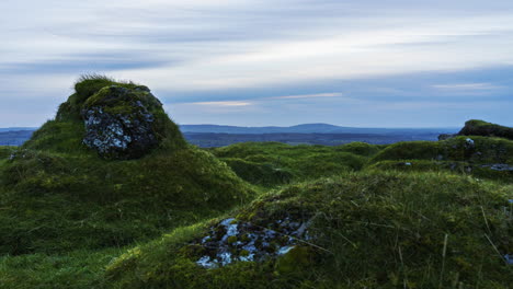 Zeitraffer-Einer-Ländlichen-Landschaft-Während-Des-Sonnenuntergangs-Und-Der-Blauen-Stunde-Auf-Einem-Grasland-In-Der-Grafschaft-Sligo-In-Irland