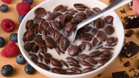 Revolviendo-Un-Tazón-De-Cereal-De-Chocolate-Recién-Hecho