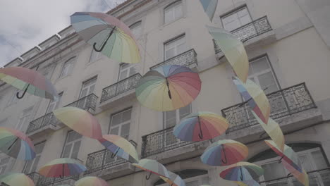 Sombrillas-De-Colores-En-El-Registro-De-Lisboa-Portugal