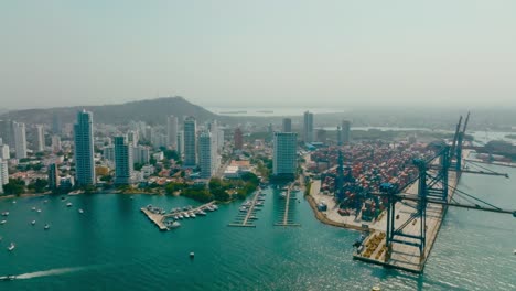 Luftaufnahme-Der-Stadt-Cartagena-Mit-Dem-Hafen,-Der-Stadt,-Dem-Strand-Und-Dem-Meer-In-Cartagena,-Kolumbien