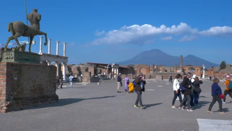 Ruins-of-the-City-of-Pompey-with-Mount-Vesuvius-in-the-back-ground