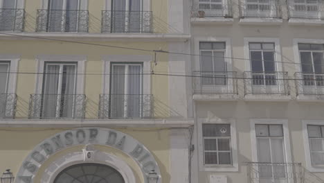 Eingangstor-Des-Aufzugstourismus-In-Lissabon,-Portugal