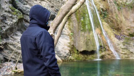 Excursionista-Masculino-Descansando-Protagonizado-Por-Cascada-Pequeño-Lago-Creek-Alejándose