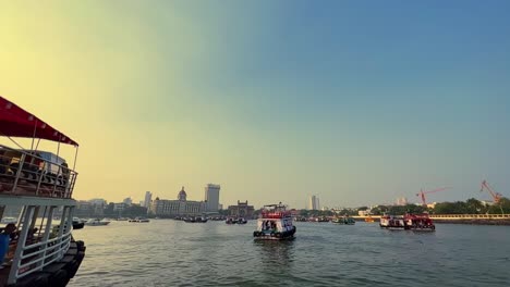 Ein-Atemberaubender-Blick-Auf-Die-Stadt-Mumbai-Vom-Arabischen-Meer-Aus