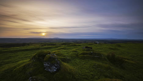 Panorama-Bewegungszeitraffer-Einer-Ländlichen-Landschaft-Während-Des-Sonnenuntergangs-Und-Der-Blauen-Stunde-Auf-Einem-Graslandfeld-In-Der-Grafschaft-Sligo-In-Irland