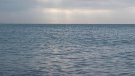 Die-Wellentextur-Des-Meeres-Glänzte-In-Faszinierender-Ruhe,-Als-Das-Sanfte-Licht-Der-Morgendämmerung-Von-Seiner-Oberfläche-Reflektiert-Wurde