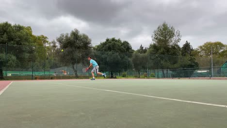 Junger-Kaukasischer-Männlicher-Tennisspieler-Während-Eines-Spiels-Oder-Trainings