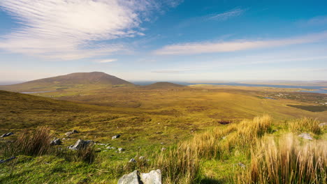 Zeitraffer-Eines-Abgelegenen-Dorfmoorlandes-Mit-Gras-Und-Felsen-Und-Wolken,-Die-Bei-Tageslicht-Schatten-Werfen,-Aus-Minaugn-Höhen-Auf-Achill-Island-In-Der-Grafschaft-Mayo-In-Irland
