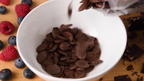 Verter-Cereal-De-Chocolate-En-Un-Bol-Para-El-Desayuno