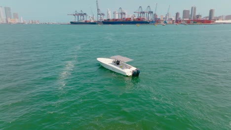 Luftdrohnenaufnahme-Eines-Bootes,-Das-In-Die-Stadt-Im-Meer-Fährt,-Kolumbien,-Cartagena