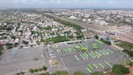 Luftaufnahme-Der-Avenida-Ecologica-In-Santo-Domingo-An-Einem-Sonnigen-Tag