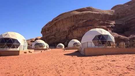bubble-camp-in-wadi-rum-desert