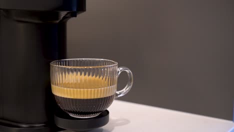 Mano-Masculina-Recogiendo-Un-Café-Negro-De-Una-Máquina-De-Espresso