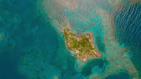 Aerial-shot-the-an-island-in-the-ocean-surrounded-by-corals,-Colombia,-Cartagena