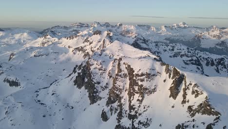 Langsame-Drohnenaufnahmen-Von-Schneebedeckten-Gipfeln-In-Den-Pyrenäen