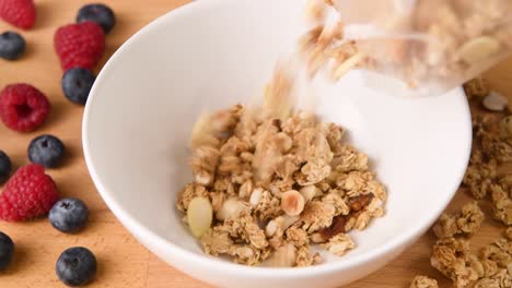 Poner-Granola-En-Un-Bol-Para-Un-Desayuno-De-Cereales