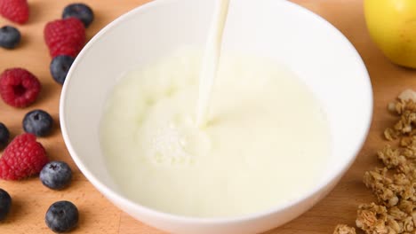 Für-Das-Müslifrühstück-Milch-In-Eine-Schüssel-Gießen