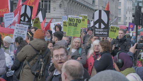 Multitudes-De-Manifestantes-No-A-La-Guerra-Con-Banderas-Y-Pancartas-En-El-Centro-De-Londres-El-25-De-Febrero-De-2023,-Manifestándose-Contra-Las-Escaladas-En-La-Guerra-En-Ucrania-Y-La-Invasión-Rusa