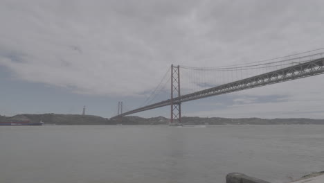 Zeitraffer-Der-Roten-Brücke-über-Dem-Wasser-In-Lissabon,-Portugal