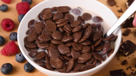 Revolviendo-Un-Tazón-De-Cereal-De-Chocolate