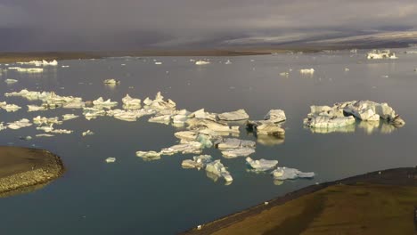 Schwimmende-Eisberge-In-Der-Gletscherlagune-Jökulsarlon-Bei-Sonnenuntergang-In-Island---Drohnenaufnahme-Aus-Der-Luft