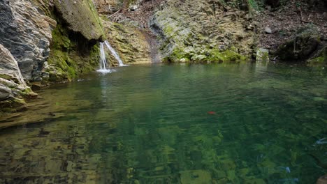 Weitwinkelvideo-Eines-Kleinen-Seebachs-Und-Eines-Kleinen-Wasserfalls