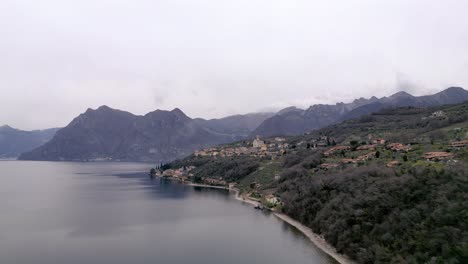 Ciudad-Siviano-En-La-Isla-De-Monte-Isola-En-El-Lago-Iseo-En-Italia