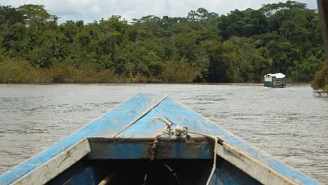Barcos-Del-Río-Amazonas-Viajando-Hacia-Abajo,-Iquitos-Peru---4k-24fps