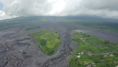 Vista-Aérea-De-La-Roca-Negra-Y-La-Destrucción-Del-Flujo-De-Arena-En-La-Base-Del-Volcán,-Semeru,-Java-Oriental-Indonesia