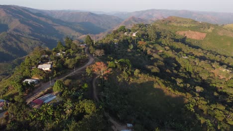 Drohnenflug-über-Der-Stadt-La-Sierra-Im-Bundesstaat-Cojedes,-Venezuela