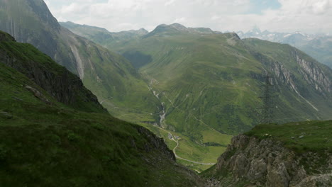 Filmische-Dolly-Luftaufnahme-Des-Grimselpasses-In-Den-Alpen-In-Der-Schweiz-Mit-Nach-Unten-Geneigter-Sichtaufnahme